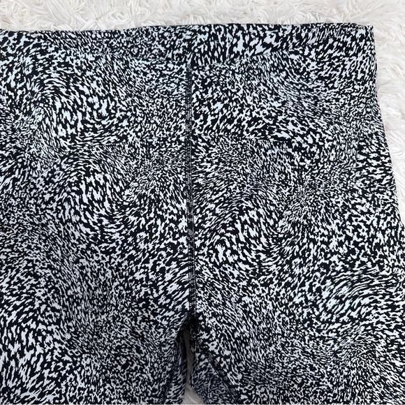 Lululemon Instill High Rise Leggings 25” Size 10 Black White Print - Picture 4 of 7